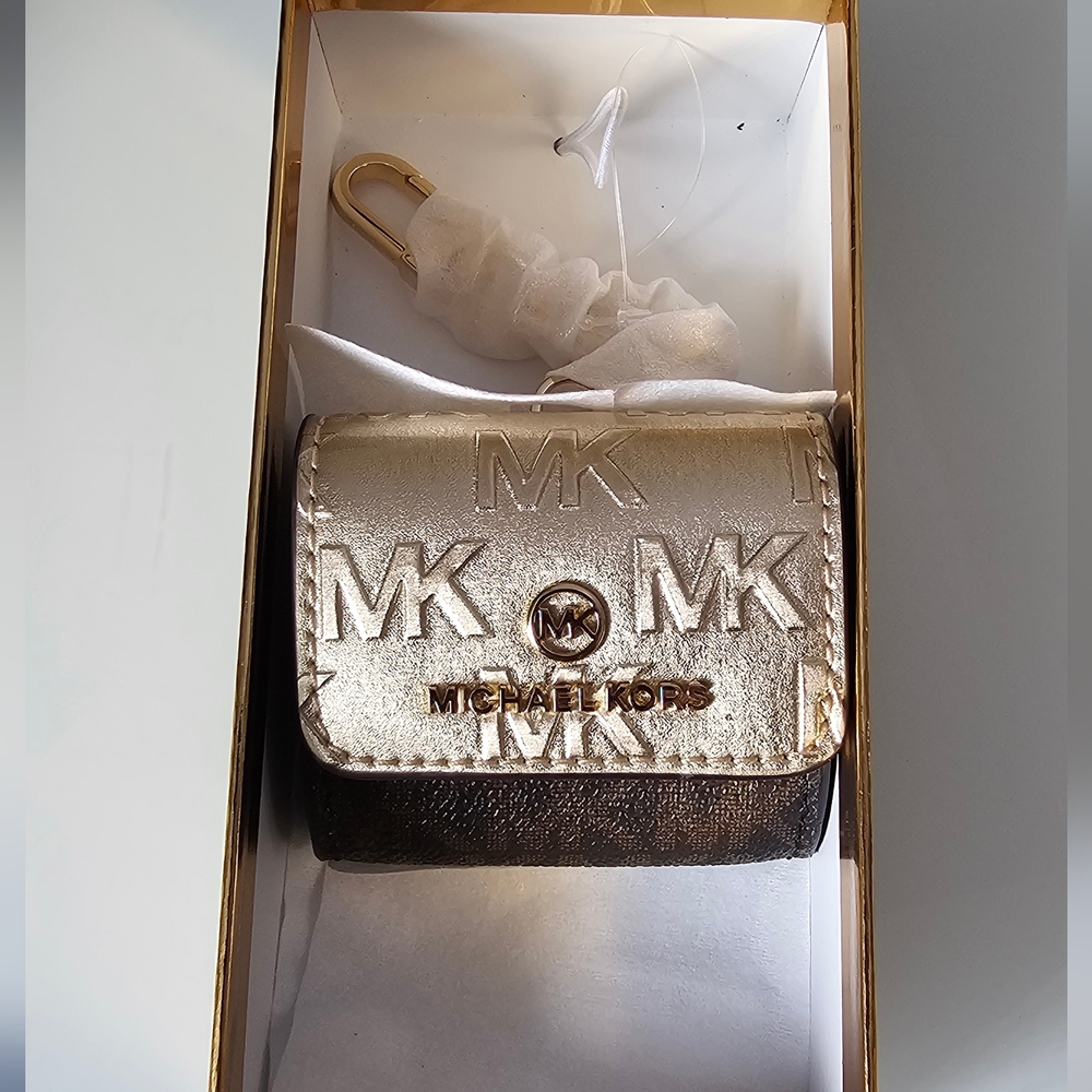 Michael Kors Airpods Pro Case - Picture 6 of 9